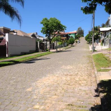  CAXIAS DO SUL, RS, BRASIL, 26/10/2019. Rua Armindo Corso, no bairro Planalto. No início da noite de sexta-feira (25/10), uma mulher foi rendida por ladrões de carro quando suas filhas, de três e sete anos, estavam dentro do automóvel. Felizmente os ladrões permitiram que as meninas fossem retiradas do veículo. (Porthus Junior/Agência RBS)