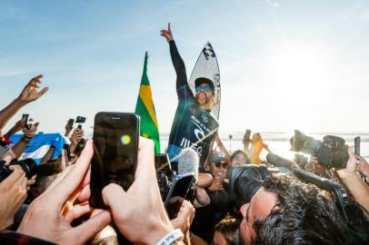 MEO Rip Curl Pro Portugal - WSL Championship Tour 2019PENICHE, PORTUGAL - OCTOBER 26: Italo Ferreira of Brazil wins the 2019 MEO Rip Curl Pro Portugal after winning the final at Supertubos on October 26, 2019 in Peniche, Portugal. (Photo by Damien Poullenot/WSL via Getty Images)Editoria: SLocal: PenicheIndexador: Damien PoullenotSecao: ASUFonte: World Surf LeagueFotógrafo: Contributor