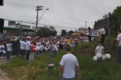 Morte de mãe e filho em acidente completa uma semana com ato por justiça, em Caxias