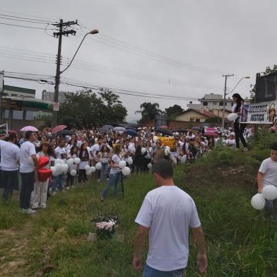 Morte de mãe e filho em acidente completa uma semana com ato por justiça, em Caxias