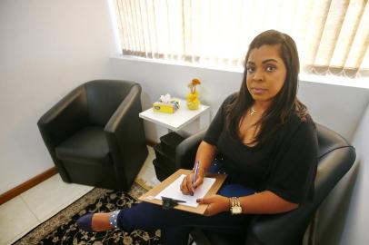  PORTO ALEGRE, RS, BRASIL, 25-10-2019: Devido à crise econômica, a renda dos trabalhadores com ensino superior no RS caiu 10,1% entre 2013 e 2019. Na foto, a psicóloga Débora Santos da Silva, em seu consultório (FOTO FÉLIX ZUCCO/AGÊNCIA RBS, Editoria de Notícias).