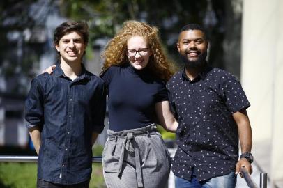  PORTO ALEGRE - BRASIL - Diário do EnemFaltando 30 dias para o Exame Nacional do Ensino Médio (Enem) de 2019, os estudantes Guilherme Camini Pinto e Anna Carolina Schneider Martins, ambos de 18 anos e de Porto Alegre, e o vendedor Rafael Cabral, 23, de Alvorada, começaram a focar em temas específicos que ainda precisam ser revisados antes das provas. (foto: Lauro Alves) 