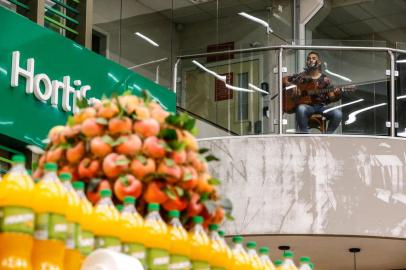  ALVORADA, RS, BRASIL - 26/09/2019Max Center de Alvorada aposta na música ao vivo durante a compra dos clientes. Na foto, o músico Maurício de Paula, 31 anos.