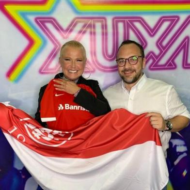 Xuxa ganha camisa e bandeira do Inter após show no Gigantinho