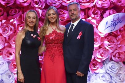  PORTO ALEGRE, RS, BRASIL, 24/10/2019:  Liga Feminina de Combate ao Câncer do RS realiza mais uma edição de seu jantar anual, no Porto Alegre Country Club. Na foto: Carolina Bing, com os pais Arthur e LucianaIndexador: ISADORA NEUMANN