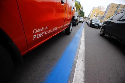  PORTO ALEGRE, RS, BRASIL,28/10/2019- Faixas azuis: Nesta segunda, as faixas azuis, até então exclusivas a ônibus e lotações, estarão liberadas aos táxis. (FOTOGRAFO: LAURO ALVES / AGENCIA RBS)