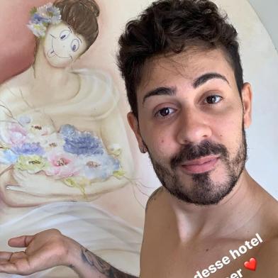 Carlinhos Maia risca quadro de hotel e expõe no Instagram