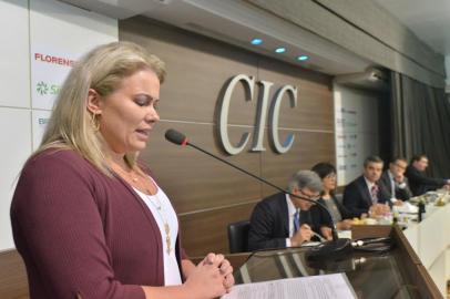 Em espaço concedido durante a reunião-almoço de ontem, a diretora-presidente da Comissão Social e rainha da Festa da Uva de 2000, Fabiana Bressanelli Koch, cobrou a participação de empresários para a viabilização da próxima edição do evento, em 2021.