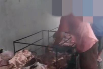 PORTO ALEGRE - Em churrasco em 27 de outubro, detentos confraternizam no Presídio Central. A direção da casa prisional autorizou a celebração, referente ao Dia dos Crianças. O que não é permitido e será apurado é o uso de celulares para registrar o evento.