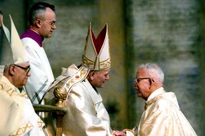  Dom Vicente Scherer com o báculo e a mitra.