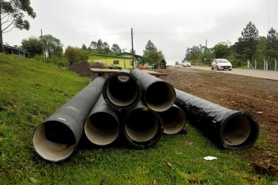 CAXIAS DO SUL, RS, BRASIL, 15/10/2019Problemas de saneamento e abastecimento em Farroupilha.canos para instalação de adutora da Corsan, na VRS-813, em Nova Sardenha.(Lucas Amorelli/Agência RBS)