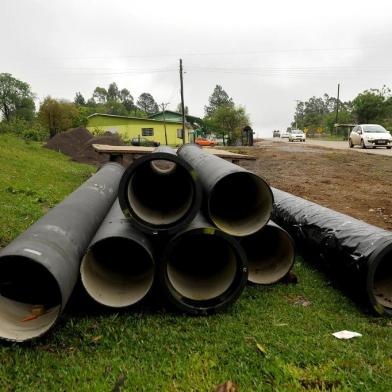 CAXIAS DO SUL, RS, BRASIL, 15/10/2019Problemas de saneamento e abastecimento em Farroupilha.canos para instalação de adutora da Corsan, na VRS-813, em Nova Sardenha.(Lucas Amorelli/Agência RBS)