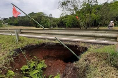 Uma falha em um sistema de tubulação provoca bloqueio total do trânsito na RS-324, no município de Paraí, na serra gaúcha. 