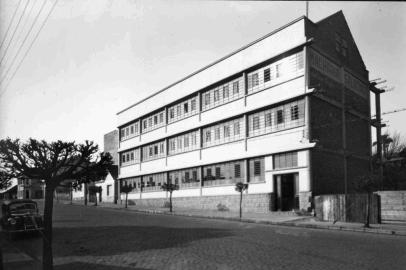 Prédio da Malharia Salatino em 1953. Esquina da Rua Garibaldi com Pinheiro Machado.