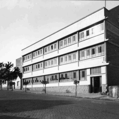 Prédio da Malharia Salatino em 1953. Esquina da Rua Garibaldi com Pinheiro Machado.