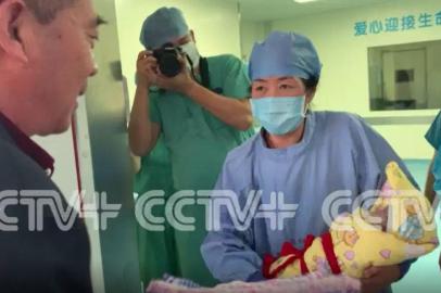  A 67-year-old woman gave birth to a baby girl in east Chinas Shandong Province on Friday, possibly making the woman and her husband, 68, the oldest couple in the country known to have a naturally conceived a baby.The woman had the child, with a birth weight of 2.56 kilograms, by caesarean section around 09:12 local time at the Maternity and Child Health Hospital of the provinces Zaozhuang City.