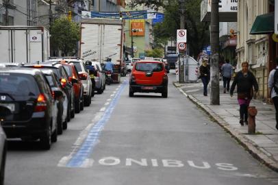  PORTO ALEGRE - BRASIL - Nesta segunda, as faixas azuis, até então exclusivas a ônibus e lotações, estarão liberadas aos táxis. (FOTO: LAURO ALVES/AGENCIARBS)