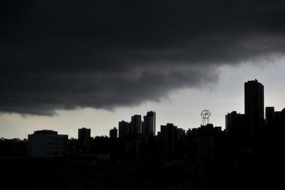  CAXIAS DO SUL, RS, BRASIL, 29/10/2019Nuvens carregadas em Caxias perto das 11h.(Lucas Amorelli/Agência RBS)