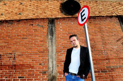  CAXIAS DO SUL, RS, BRASIL, 15/09/2015 - Tiago Sozo Marcon lança o Livro Deus Veste Legging, seu primeiro livro solo. Tiago integra Academia Caxiense de Letras, a Associação Gaúcha de Escritores e o grupo Cultural Órbita Literária. (JONAS RAMOS/AGÊNCIA RBS)Indexador: JONAS RAMOS                     