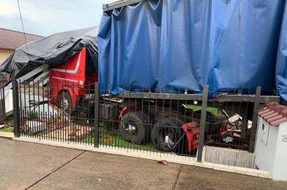 Uma carreta carregada com caixas de leite invadiu uma casa no bairro Aimoré, em Arroio do Meio, município de 20 mil habitantes no Vale do Taquari.