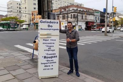 Geladeira do Desempregado recebe mais de 400 currículosA iniciativa de um funcionário público faz sucesso em uma esquina movimentada da Capital