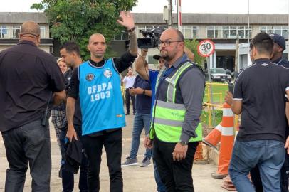  PORTO ALEGRE, RS, BRASIL, 13.02.2019. Atacante Diego Tardelli desembarcou no Aeroporto Salgado Filho nesta quarta-feira para assinar contrato com o Grêmio.