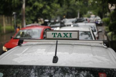  PORTO ALEGRE, RS, BRASIL - 2019.10.29 - Com forte concorrência dos aplicativos de transporte, taxistas modificam seus serviços na tentativa de poder competir.  (Foto: ANDRÉ ÁVILA/ Agência RBS)