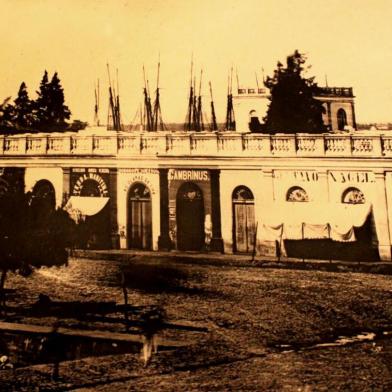  O Restaurante Gambrinus foi fundado em 1889. Na foto de 1900 ele já aparece instalado no Mercado Público da Capital.