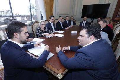 Porto Alegre, RS, BRASIL, 29/10/2019.  Governador Eduardo Leite recebe o presidente da Famurs, prefeito Eduardo Freire, sobre dao como pagamento de dvidas - Foto: Itamar Aguiar / Palcio Piratini. 