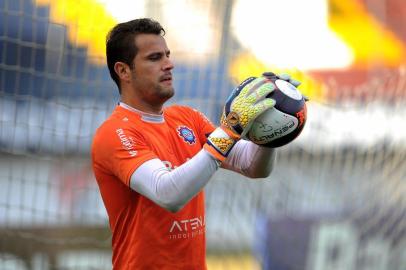  CAXIAS DO SUL, RS, BRASIL 13/04/2017Time do SER Caxias treino no estádio Centenário antes de enfrentar o Inter pela semifinal do Gauchão 2017. Na foto: O Goleiro Pitol. (Felipe Nyland/Agência RBS)