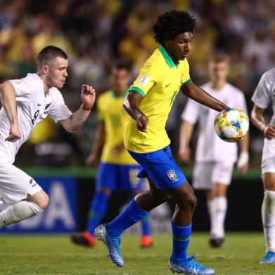 Talles Magno dominando bola na vitória contra a Nova Zelândia que classfiicou o Brasil para a próxima fase do mundial sub-17