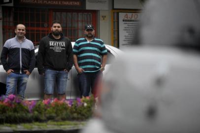  CAXIAS DO SUL, RS, BRASIL, 14/10/2019Motoristas de aplicativo falam sobre os baixos lucros e desgaste nos carro.Maiquel Borba, 35 anosRamon Ribeiro Drum, 25 anos Gervásio Longui, 43 anos - presidente da União dos Motoristas de Aplicativo de Caxias do Sul (Umacs), (Lucas Amorelli/Agência RBS)