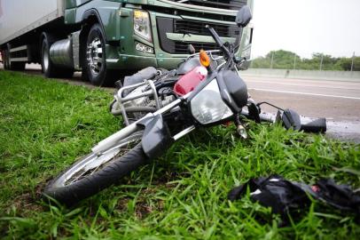  PORTO ALEGRE, RS, BRASIL, 30/10/2019- Mulher morre em acidente entre moto e caminhão na freeway.(FOTOGRAFO: RONALDO BERNARDI / AGENCIA RBS)