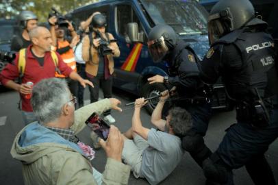 Spanish national police clashes with protesters during a demonstration called the Catalan pro-independence left youth group Arran on October 19, 2019 in Barcelona, a day after nearly 200 people were hurt in another night of violent clashes in Catalonia. - The deterioration came on the fifth consecutive day of protests in the Catalan capital and elsewhere over a Spanish courts jailing of nine separatist leaders on sedition charges over a failed independence bid two years ago (Photo by LLUIS GENE / AFP)