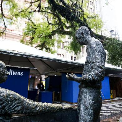  PORTO ALEGRE, RS, BRASIL, 29-10-2019: Montagem da Feira do Livro na Praça da Alfândega. (Foto: Mateus Bruxel / Agência RBS)Indexador: Mateus Bruxel