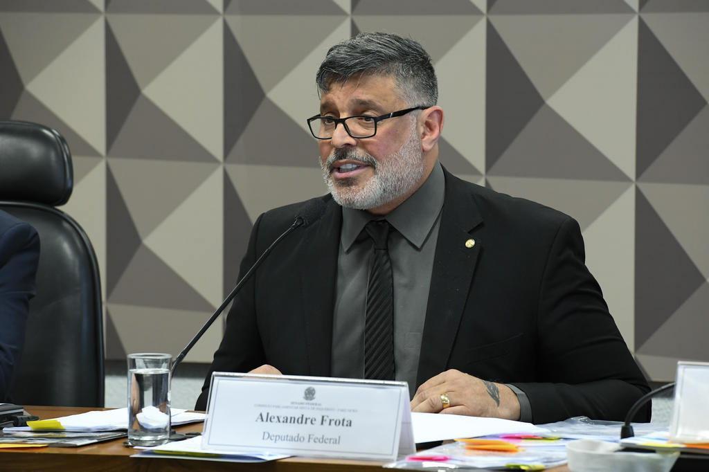 Filho do deputado Alexandre Frota segue passos do pai e entra no ramo da  pornografia | GZH