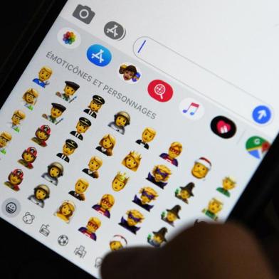  A person holds an iPhone showing emojis in Hong Kong, on October 30, 2019. - Apple has put out new gender neutral emojis of most of its people icons -- including punks, clowns and zombies -- as part of an update to its mobile operating system.The tech giant has offered growing numbers of inclusive designs in recent years, putting out a range of skin tones and occupations, with Googles Android publishing its own non-binary faces in May. (Photo by TENGKU Bahar / AFP)Editoria: FINLocal: Hong KongIndexador: TENGKU BAHARSecao: computing and information technoFonte: AFPFotógrafo: STF