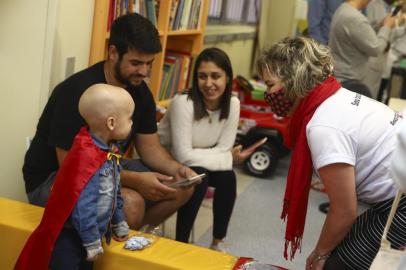  PORTO ALEGRE, RS, BRASIL, 30/10/2019: A receptora de um transplante de coração Clarissa Auler,  acompanhada de heróis fantasiados, distribui presentes na Oncologia Pediátrica do HCPA.Indexador: ISADORA NEUMANN