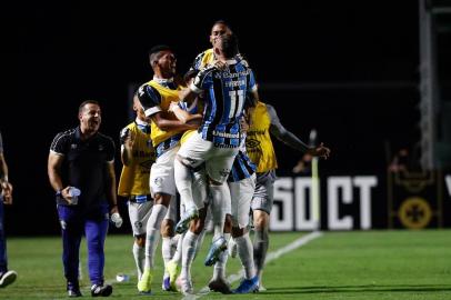 RIO DE JANEIRO, RJ 30.10.2019: VASCO DA GAMA x GREMIO - Partida entre Vasco e Gremio valida pela 29a. (vigesima nona) rodada do Campeonato Brasileiro Serie A realizada no Estadio Vasco da Gama (Sao Januario), no Rio de Janeiro, nesta quarta-feira (30). Pepe (Gremio-D) comemora com Everton Cebolinha (E) o gol de empate que marcou para o Gremio. (Foto: Andre Melo Andrade/MyPhoto Press/Lancepress!)