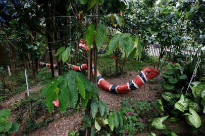 PORTO ALEGRE, RS, BRASIL, 30-10-2019: Cobra criada por um artista de rua a partir de um galho de árvore em um jardim improvisado, o Jardim das Artes, na praça da Alfândega. (Foto: Mateus Bruxel / Agência RBS)