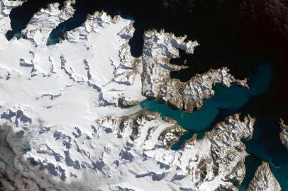   1Âº/03/2017- Uma colheita mais prÃ³xima de uma cena de Landsat, mostra a geleira de Neumayer. Nos Ãºltimos 16 anos, Neumayer recuou mais de 4 quilÃ´metros (2,5 milhas). Como outras grandes geleiras da ilha, Neumayer Ã© uma geleira de marÃ©, ou seja, flui para o oceano. Cerca de 30 quilÃ´metros ao sudeste de Neumayer, no mesmo lado da ilha, Hindle Glacier tambÃ©m recuou marcadamente desde 2000 - mais de 3 quilÃ´metros (2 milhas). Como Neumayer, Hindle costumava fundir-se com outro glaciar (Ross).Foto: NASA