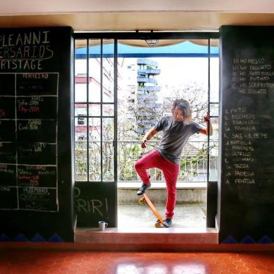  PORTO ALEGRE- RS- BRASIL- 19/10/2019-   O coliving, conceito onde cada morador ocupa um quarto e divide o restante dos espaços das casas. Residentes que não se conheciam cada  um aluga um quarto e no preço do aluguel, estão inclusas todas as contas da casa. Oka Coliving do Bomfim. Ricardo Neves (CEO) da Coliving.FOTO FERNANDO GOMES/ ZERO HORA.