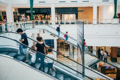  PORTO ALEGRE, RS, BRASIL, 20/12/2018 : Movimentação é intensa nos shoppings para compras de Natal (Omar Freitas/Agência RBS)