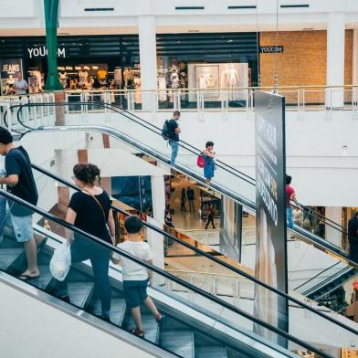  PORTO ALEGRE, RS, BRASIL, 20/12/2018 : Movimentação é intensa nos shoppings para compras de Natal (Omar Freitas/Agência RBS)