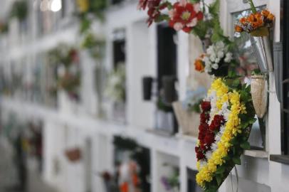 PORTO ALEGRE, RS, BRASIL, 01-11-2016: Flores em sepultura no cemitério São Miguel e Almas na véspera do Dia de Finados. (Foto: Mateus Bruxel / Agência RBS)