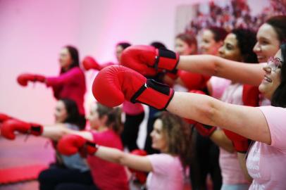  PORTO ALEGRE, RS, BRASIL, 31-10-2019: Para encerrar o outubro rosa, as funcionárias da santa casa participaram de uma aula de boxe especial para lembrar de lutar no combate e prevenção ao câncer de mama todos os dias do ano (FOTO FÉLIX ZUCCO/AGÊNCIA RBS, Editoria SuaVida).