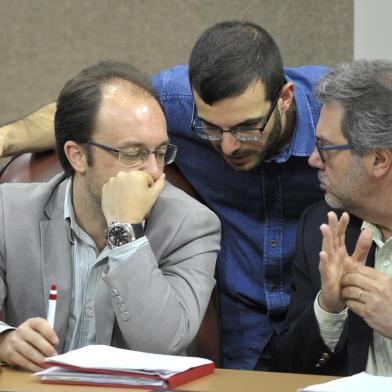  CAXIAS DO SUL, RS, BRASIL, 08/10/2019A Câmara de Vereadores aprovou por maioria o sétimo pedido de impeachment contra o prefeito de Caxias do Sul, Daniel Guerra (Republicanos). Quatorze parlamentares votaram pelo acolhimento da denúncia e oito se posicionaram contra a admissibilidade. Com o acolhimento, uma Comissão Processante, composta por três vereadores, dará prosseguimento à análise.Pela terceira vez, o documento foi assinado ex-vice-prefeito de Caxias, Ricardo Fabris de Abreu. Na denúncia, o autor apresentou quatro principais itens como motivação pelo pedido afastamento do prefeito. Entre eles, a não cedência da Praça Dante Alighieri e arredores para realização da benção dos freis Capuchinhos e a Parada Livre e supostas irregularidades na decisão de fechamento do Pronto-Atendimento 24 Horas sem oitiva do Conselho Municipal de Saúde. Também contestava o chamamento público para a empresa administradora da unidade de Pronto-Atendimento (UPA) Central.  Em foco:Felipe Gremelmaier MDB / Rafael Bueno PDT / Paulo Périco MDB(Lucas Amorelli/Agência RBS)