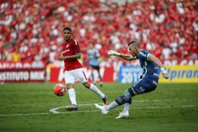  PORTO ALEGRE, RS, BRASIL, 14.04.2019. Inter e Grêmio se enfrentam no Beira-Rio em primeira partida pela final do Campeonato Gaúcho 2019. Clássico é o Gre-Nal de número 419.(FOTOGRAFO: ANDRÉ ÁVILA / AGENCIA RBS)Indexador: Andre Avila