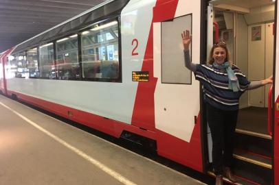 Maria Olivia Bandeira Martha, de Porto Alegre, em maio 2018O Glacier Express, conhecido como o expresso mais lento do mundo, nos leva num roteiro mágico, de Zermatt a S.Moritz, admirando paisagens lindas com picos nevados, vales verdejantes e simpáticos vilarejos