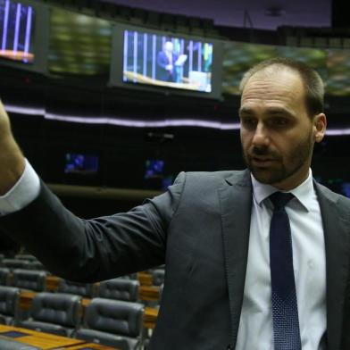 Eduardo Bolsonaro no plenÃ¡rio da CÃ¢maraBRASÍLIA, DF, 20.08.2019: EDUARDO-BOLSONARO - O deputado federal Eduardo Bolsonaro no plenário da Câmara dos Deputados, em Brasília, nesta terça. (Foto: Pedro Ladeira/Folhapress)Local: BRASÃ?LIA ;DF ;BRASIL